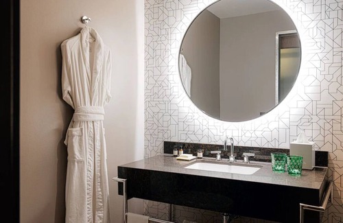 East Central Park Hotel | Explore Orlando! 2 Exquisite Units, w/ Outdoor Pool, Shuttle Service, Parking!