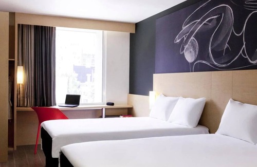 Cuauhtemoc Hotel | Explore Parks & Museums! 4 Affordable Units Near Metro Access!