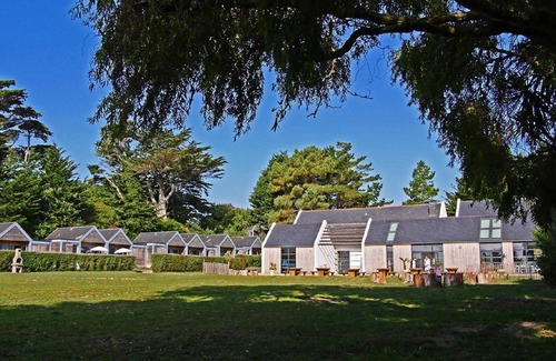 Ile-de-Batz House | Explorez le Jardin Colonial de L'île de Batz : un Joyau du Nord-finistère, Parfa