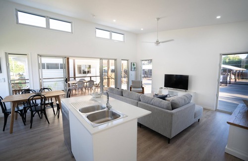 Urangan Ski Chalet | Exquisite 1 bedroom cottage perfect for a romantic getaway or for some R&R