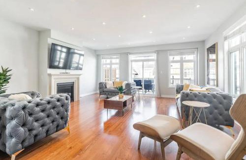 West Oak Trails House | Exquisite 3BR, 4WR Townhome on Bronte Rd Oakville