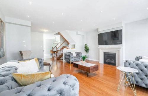 West Oak Trails House | Exquisite 3BR, 4WR Townhome on Bronte Rd Oakville