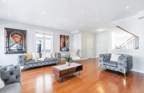 West Oak Trails House | Exquisite 3BR, 4WR Townhome on Bronte Rd Oakville
