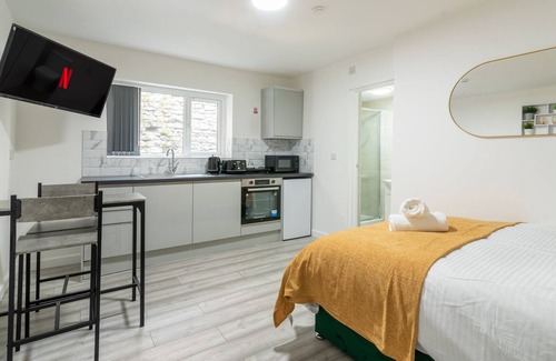 Penylan Apartment | Exquisite Cardiff Apartments- with Garden Lounge & Games Room