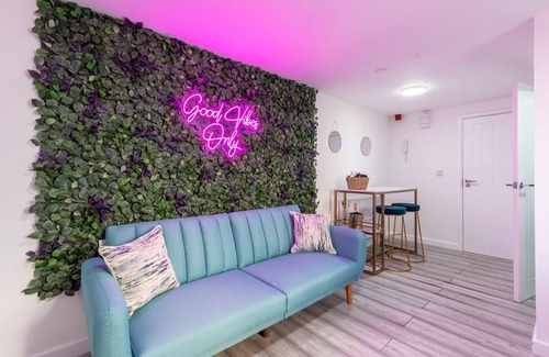 Penylan Apartment | Exquisite Cardiff Apartments- with Garden Lounge & Games Room
