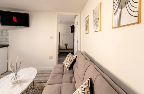 Penylan Apartment | Exquisite Cardiff Apartments- with Garden Lounge & Games Room