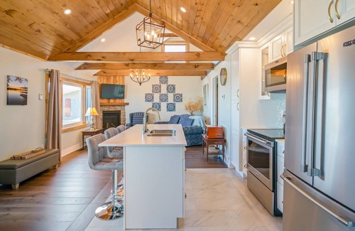 Wainfleet Cottage | Exquisite Lake House – Recently renovated – Sleeps 6 with 2 bathrooms