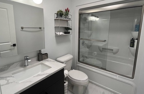 Riverside House | Exquisite Room, Ensuite Bath, Beautiful Neighborhood; 5mins to walking trails!