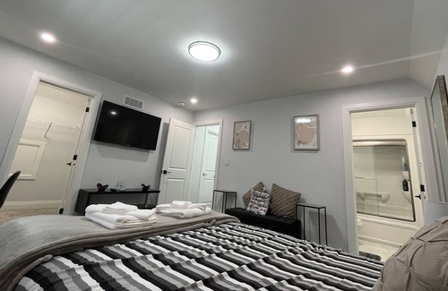 Riverside House | Exquisite Room, Ensuite Bath, Beautiful Neighborhood; 5mins to walking trails!