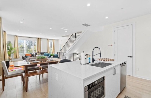 North Charlotte Apartment | Exquisite Room near Charlotte Spectrum Center