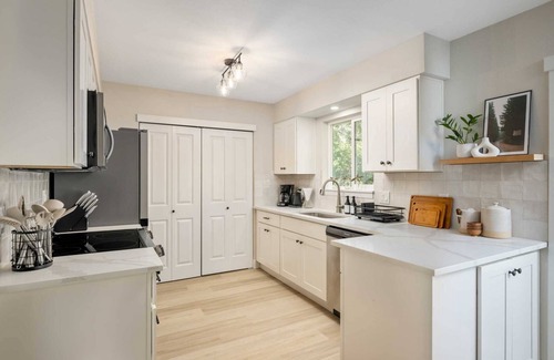 Bull Mountain House | Exquisite Single Level Retreat on Half-Acre, All New Decor and Furnishing, Pet Friendly, Open Layout