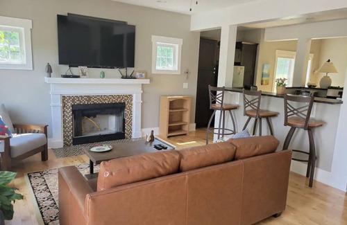 Marshall House | Exquisite views from this wonderfully private Marshall gem!