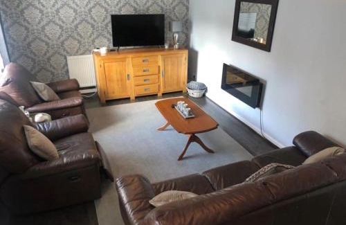 Little Stukeley House | Extensive 4 bed close to Peterborough
