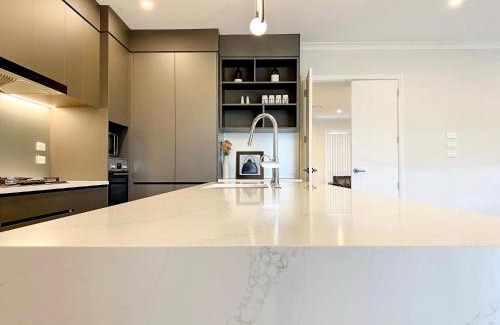 Flat Bush House | Extra-Large Brand-New House 8 Bedrooms 6 Bathrooms