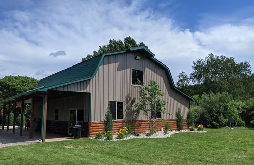 Montrose Township House | Extraordinary Private 4 Bedroom 2 Bath Lodge