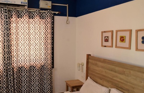 Parra Apartment | F-05, Power Back Up,100Mbps, Arpora