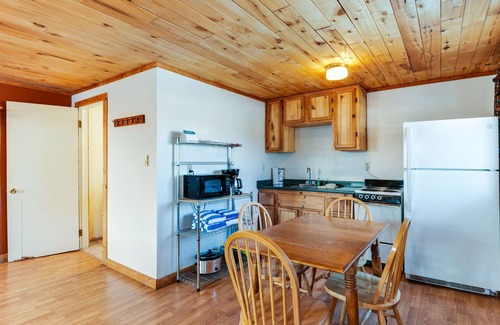 South Fork Cabin | "F" Fox Cabin: Private hot tub! “F”