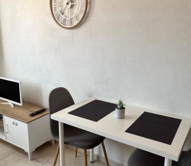 Saint-Martin Apartment | F2 moderne, proche gare, terrasse et parking prive