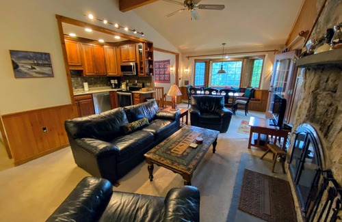 Bretton Woods Cottage | F9 Renovated Bretton Woods slopeside condo with 2 living rooms, foosball, air hockey, dog friendly!