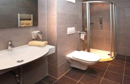 Maria Alm am Steinernen Meer House | Family room with shower, WC - Hotel Bachschmied KG