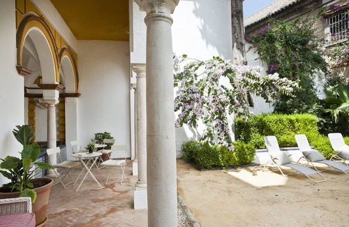 Santa Cruz Villa | FAB CHATEAU BEHIND CATHEDRAL ENTIRELY PROPERTY WITH GARDEN AND POOL