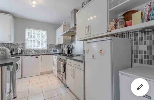 Mile End House | Fab family home next to Victoria Park and close to the City, Mile End
