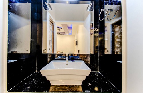 Delhi Hotel | Fabhotel La Serene Bnb