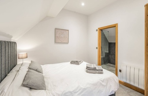 Whitney-on-Wye Cottage | Fabulous, detached barn sleeping eight, with four bedrooms and four bathrooms.