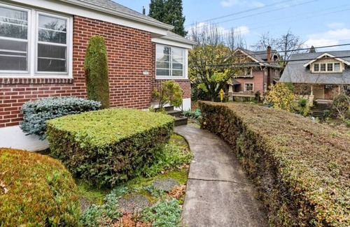 Richmond House | Fabulous One Bedroom Apt - One Block from Division