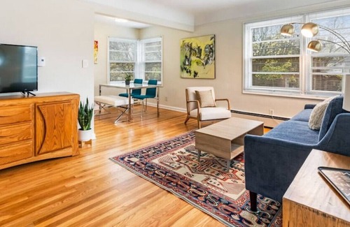 Richmond House | Fabulous One Bedroom Apt - One Block from Division