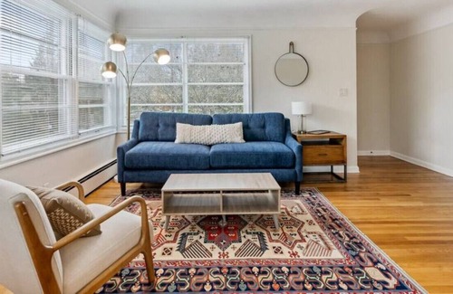 Richmond House | Fabulous One Bedroom Apt - One Block from Division