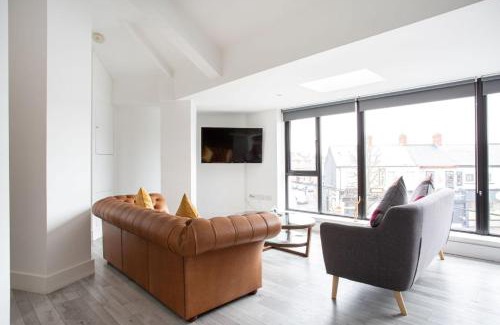 Ormeau Apartment | Fabulous Penthouse, Brilliant Location, Sleeps 6!