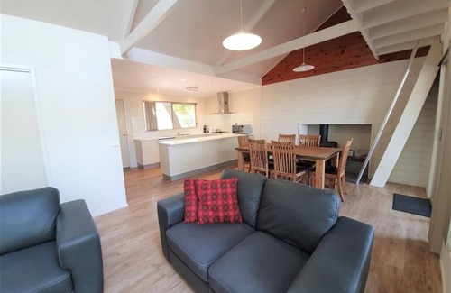 Forge Creek House | Fabulous self contained lakeside accommodation in a natural bush setting