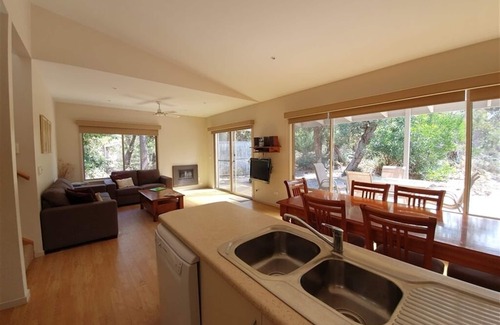 Forge Creek House | Fabulous self contained lakeside accommodation in a natural bush setting