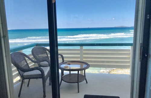 Bolongo Bay Condo | FABULOUS! So close you can taste the ocean - Amazing NEWLY RENOVATED condo !