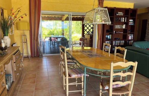 La Londe-les-Maures Villa | Face aux Iles D'hyeres, 50 Mètres de la Plage, Villa 300 M2,5 Chambres, Piscine