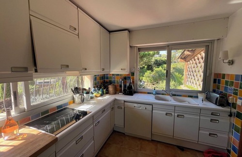 La Londe-les-Maures Villa | Face aux Iles D'hyeres, 50 Mètres de la Plage, Villa 300 M2,5 Chambres, Piscine