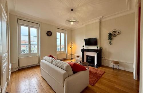 Roanne Apartment | Face gare - Appart Haussmannien
