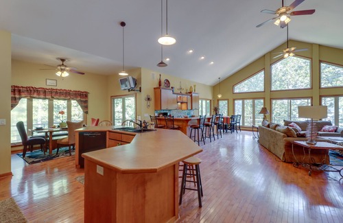 Fairfield Bay House | Fairfield Bay Retreat w/Fireplaces & Lake Access