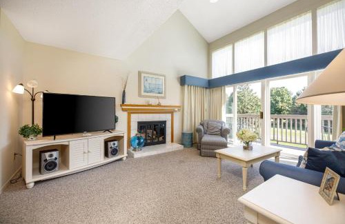 Acme Apartment | Fairway Breeze Retreat