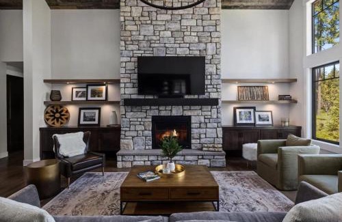 Cle Elum House | Fairway View with HotTub BBQ EV Firepit Chefs Kit