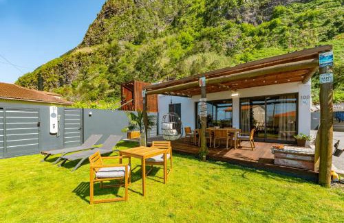 Sao Vicente House | Fajã Lodges - House Ash