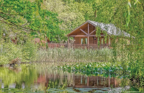 Tilford Ski Chalet | Falkner Watersedge Lodge