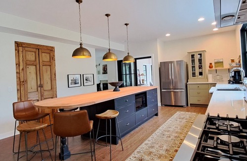 Lakeside House | Fall 2 nt min Stunning home w/Private Association Beach 2 Screened Porches