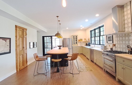 Lakeside House | Fall 2 nt min Stunning home w/Private Association Beach 2 Screened Porches