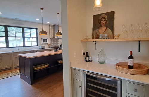 Lakeside House | Fall 2 nt min Stunning home w/Private Association Beach 2 Screened Porches
