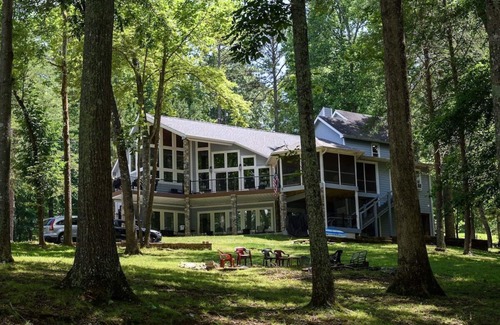 La Follette House | FALL + Booking 2026. GOLF!WiFi,PRIVATE DOCK, Tiki Bar,7+BR,Gradual Slope, Cove
