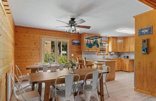 Alpine Northeast Cabin | Fall Escape in Alpine, Gateway to GTNP & YNP, 40 Minutes To Jackson Hole