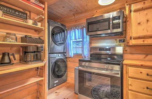 Elizabethton Cabin | Fall Getaway with Hot TubnMonarch Mountain Cabin B