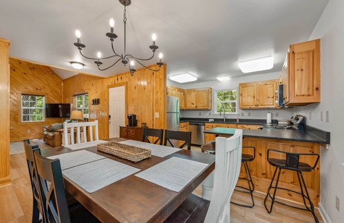 Mentone House | Fall Leaves Retreat: 3BR/3BA Cabin + Hot Tub & Game Room!